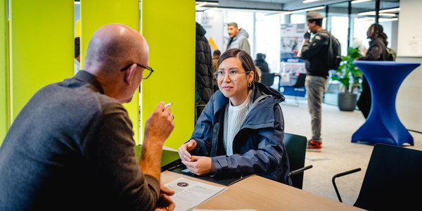 Sollicitatiegesprek tijdens een Jobbeurs